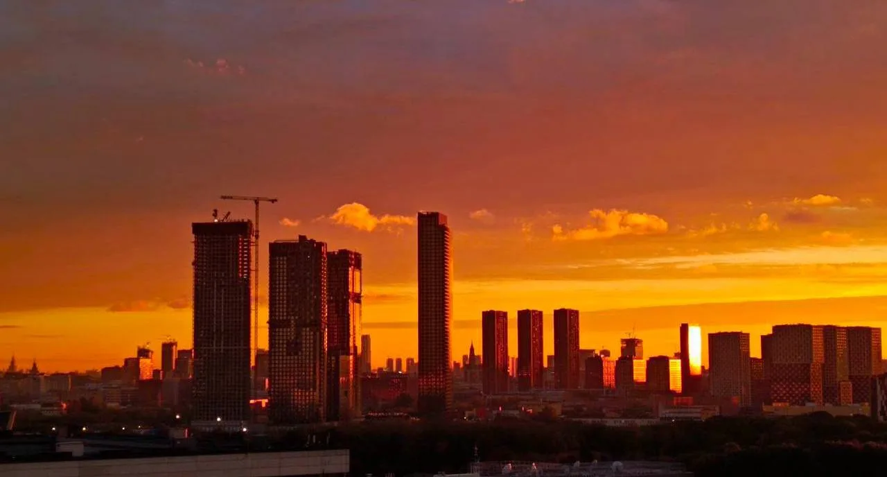 🌅Огненный закат окрасил небо над Москвой.