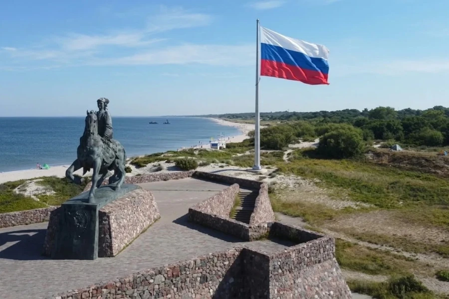 ❗️На пляж в Балтийске привезли 39-метровый флагшток