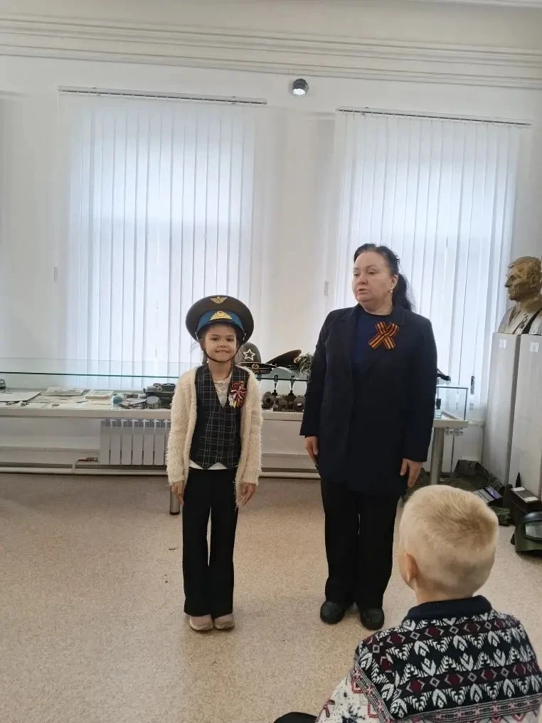 В преддверии Дня Победы ученики 1а класса отправились на экскурсию в Катайский краеведческий музей. 