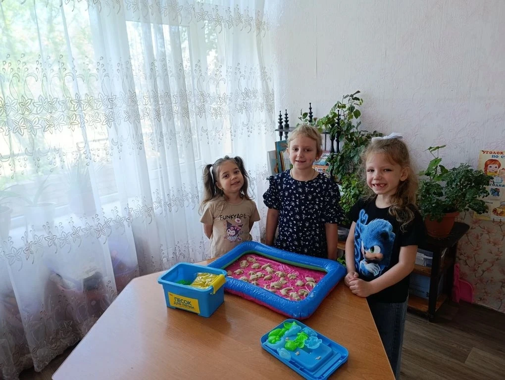 Сегодня наши ребята отправились в удивительное путешествие... прямо в песочницу! Но не простую, а во