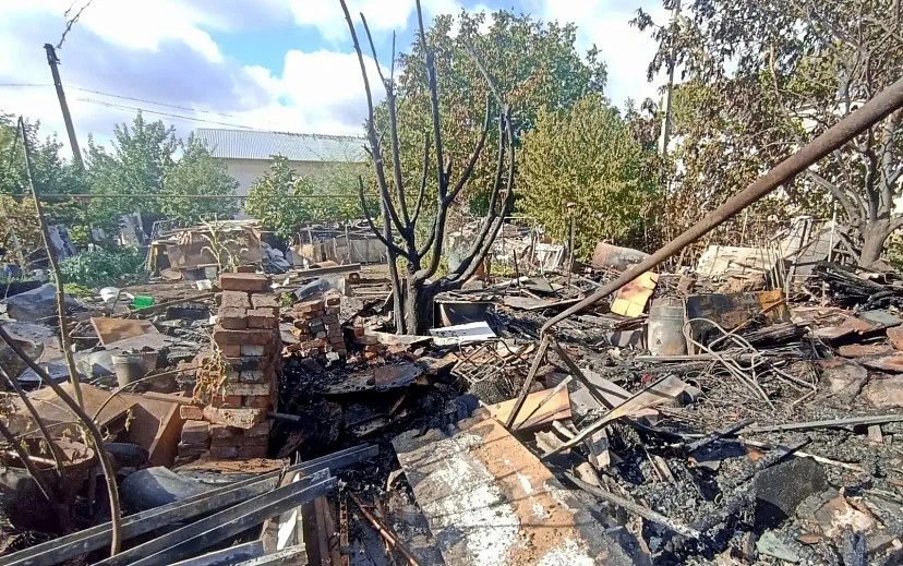 📍 Под Саратовом мужчина пытался потушить сараи и обгорел
