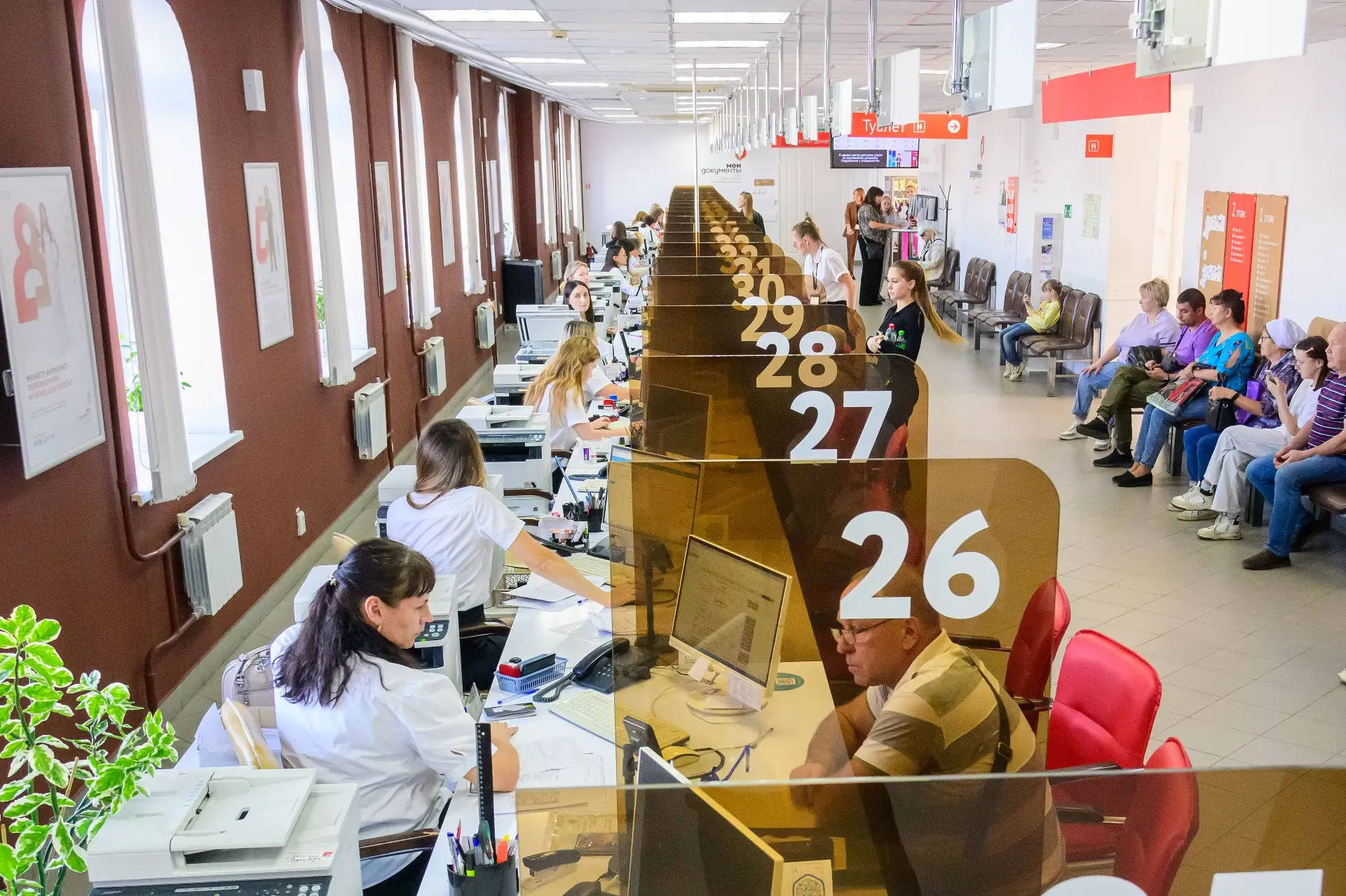 27 июля работники многофункциональных центров России отмечают профессиональный праздник.

Одно окно 
