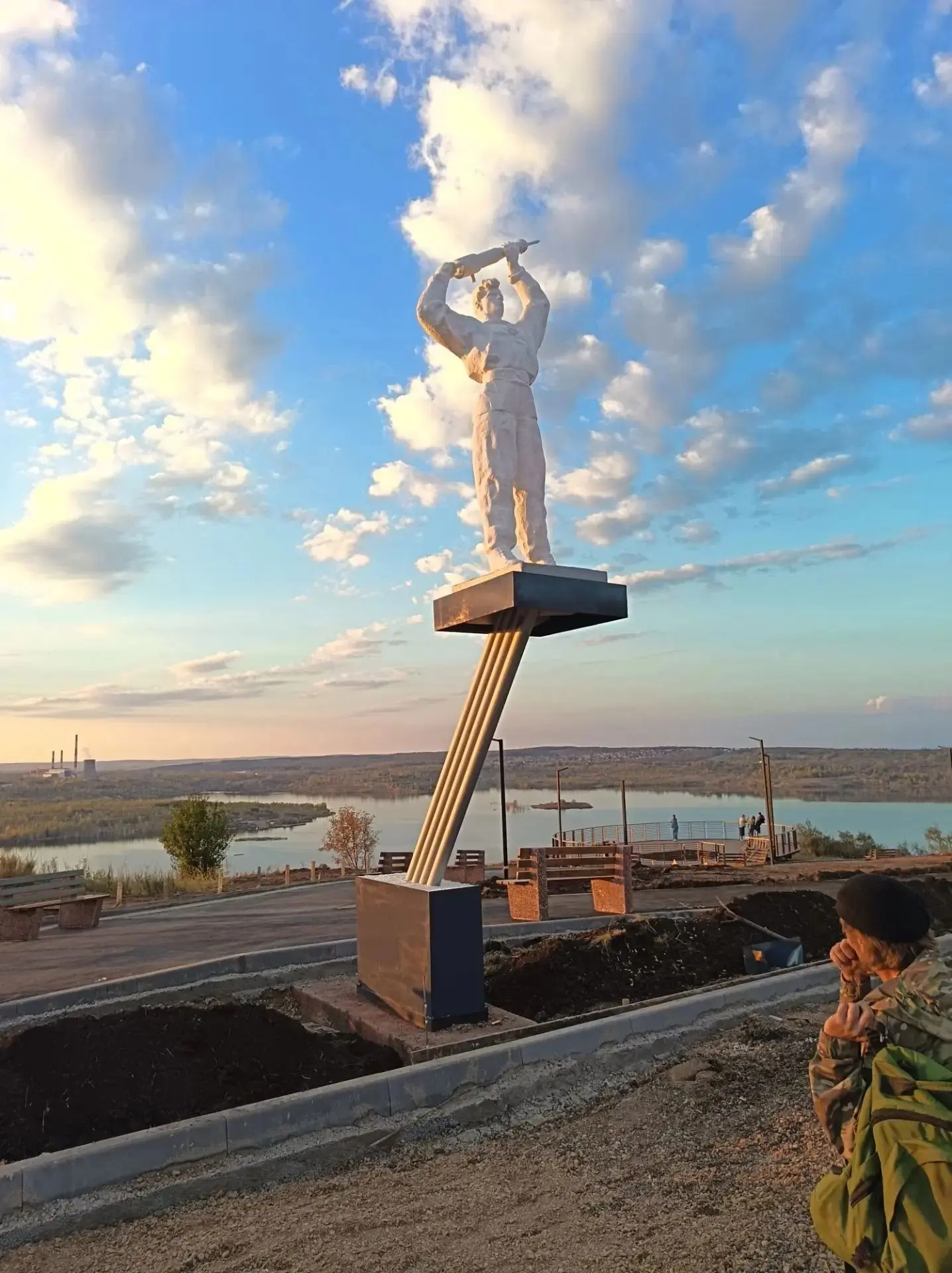 На смотровой площадке г. Кумертау установили памятник.