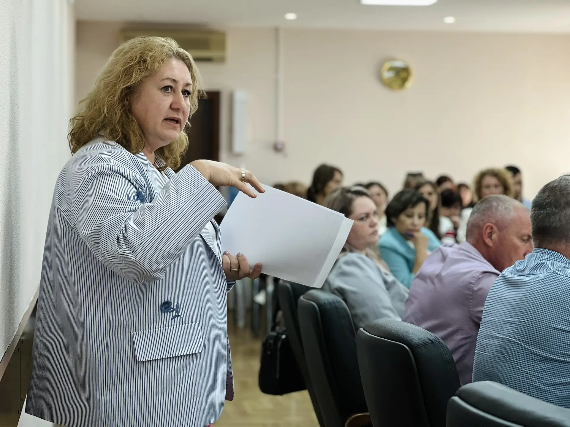 В процессе совместного обсуждения с командой Института участники семинара анализируют практические в