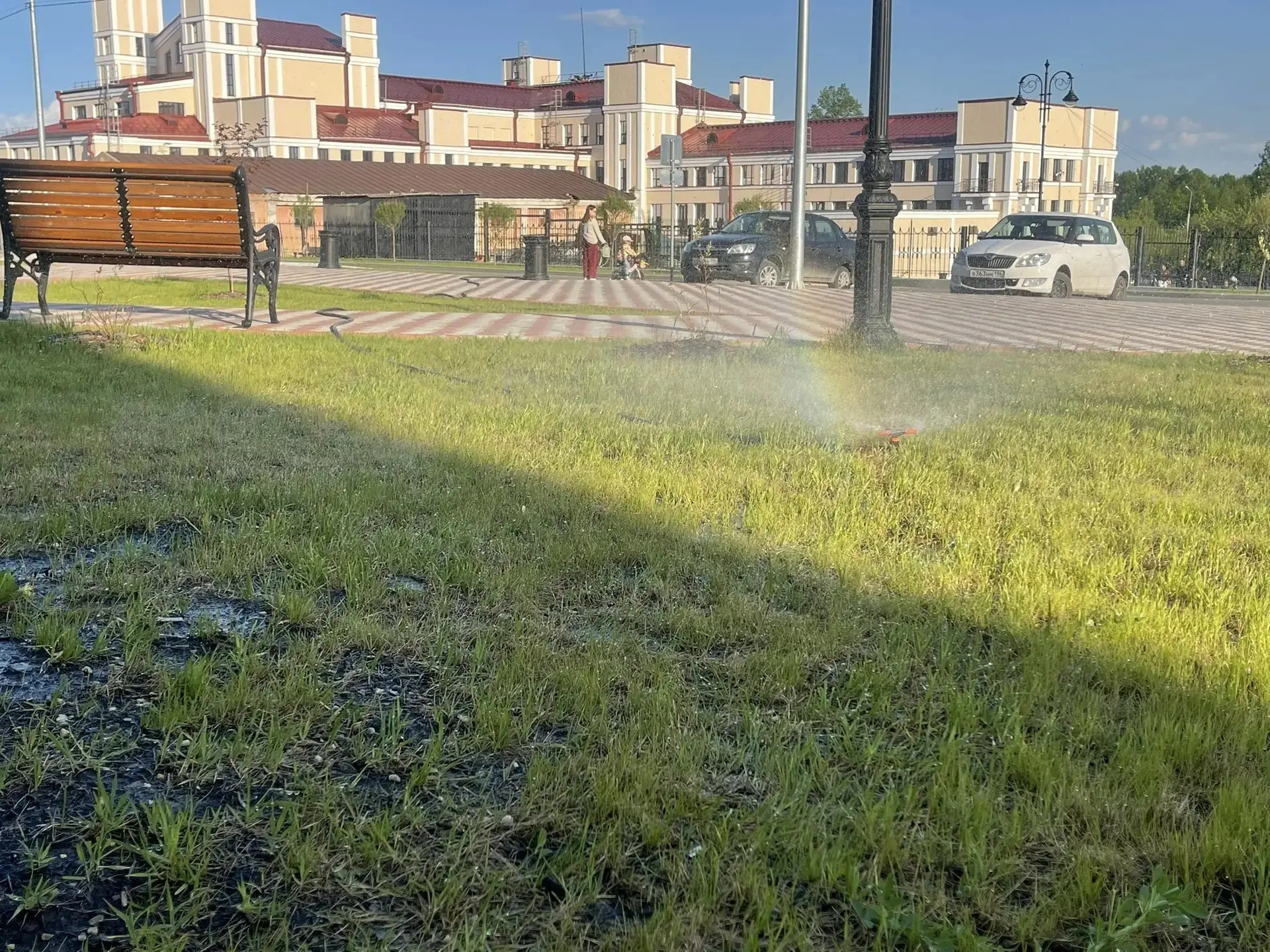 На площади Металлургов автополив и мини-радуга