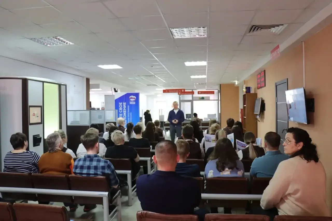 От вопросов жителей к решениям: Александр Коган встретился с коллективом МФЦ  Депутат Государственно