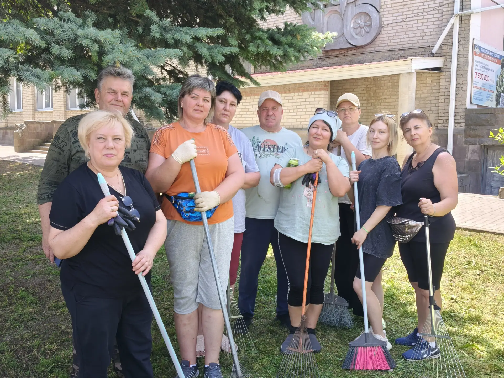 🧤Субботник🧤

✅Коллектив ДК пос. Коммаяк провел субботник на прилегающей к ДК территории. 

🧹Работ