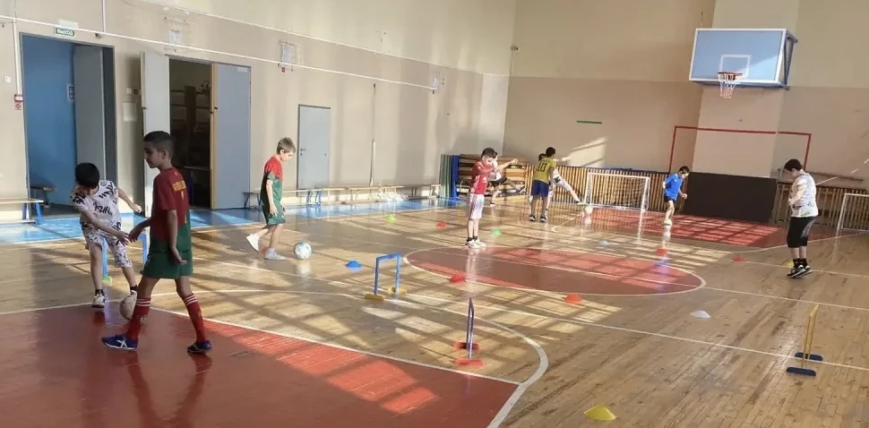 В рамках проекта «Футбол в школе» ⚽️в нашей школе с большим успехом прошла увлекательная спортивная 