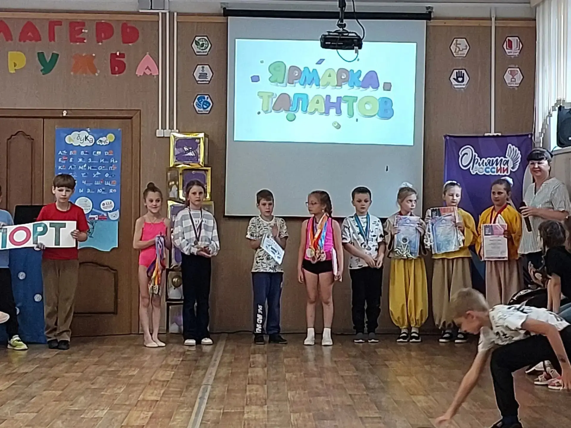 18 июня в лагере "Дружба" прошёл конкурс "Ярмарка талантов". Ребята соревновались в 4х номинациях: "