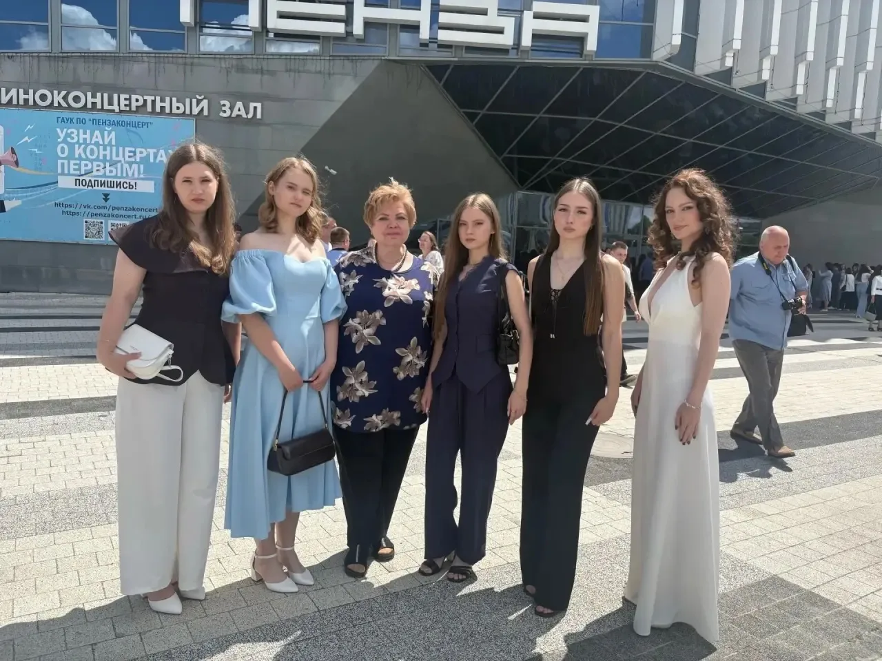 Сегодня в ККЗ Пенза состоялся бал медалистов 🥇 
Школу представляли наши "золотые" девочки: Кожунова