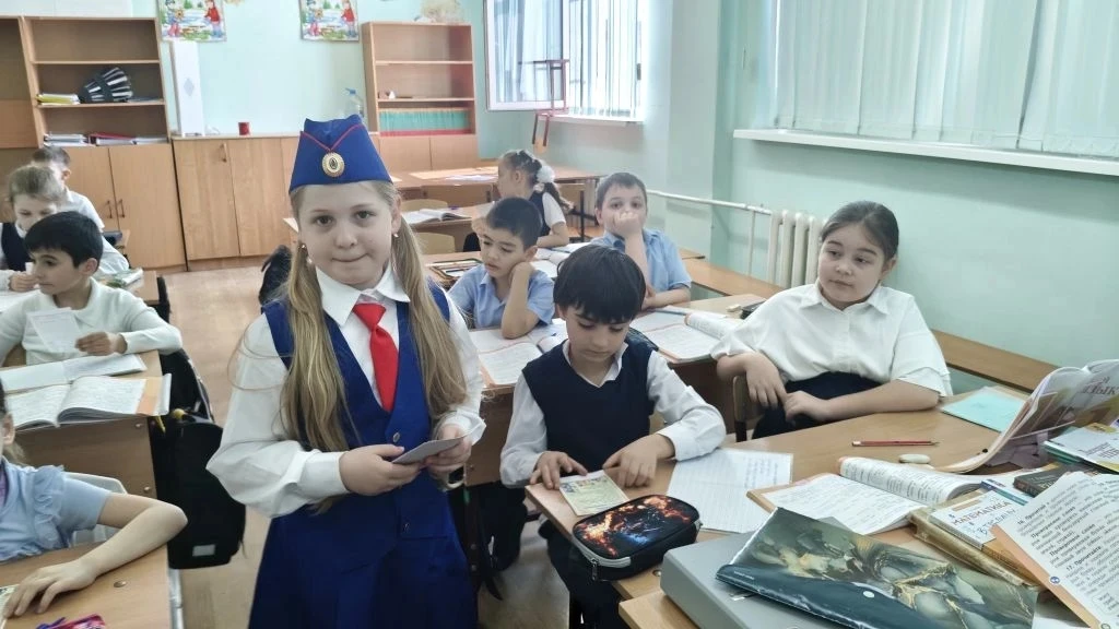 🚦 «Весна. Дети. Безопасность»: ЮИД «Зелёный свет» провёл уроки для младших школьников  В нашей школе