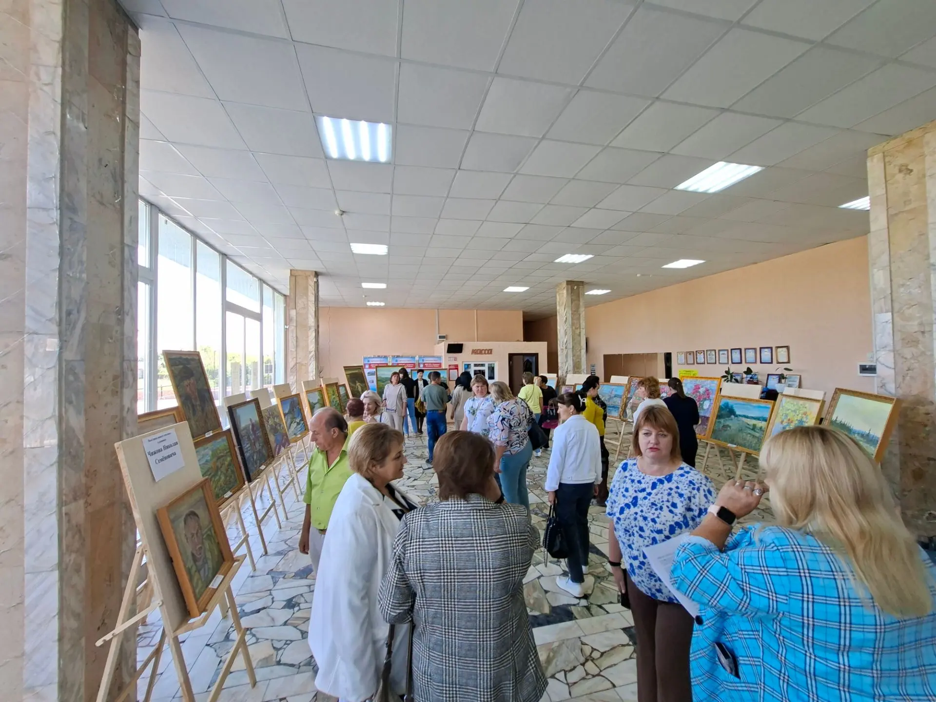 В кинотеатре «Победа» прошёл первый день выставки «Живопись отраду даёт», приуроченной ...