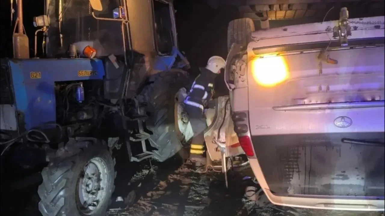 Два человека пострадали в ДТП с трактором под Кировском.