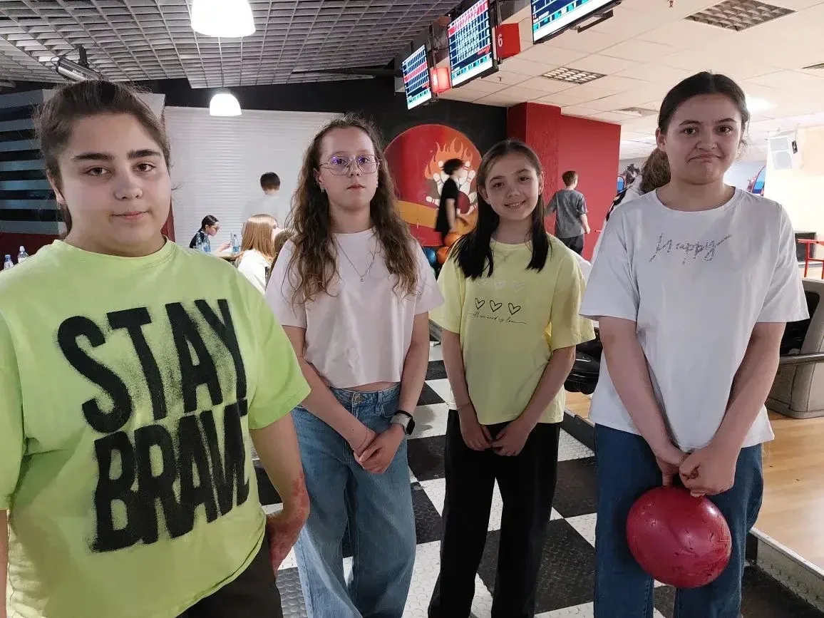 21 мая ученики 6В класса отправились в боулинг🎳 , где отлично провели время, соревнуясь друг с друго