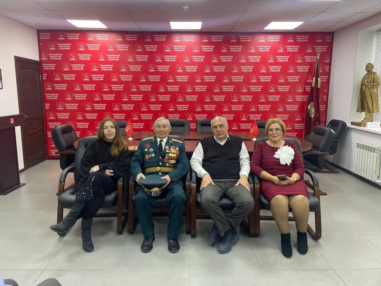 🎂 Ульяновские коммунисты поздравили ветерана, война-интернационалиста с 90-летием
