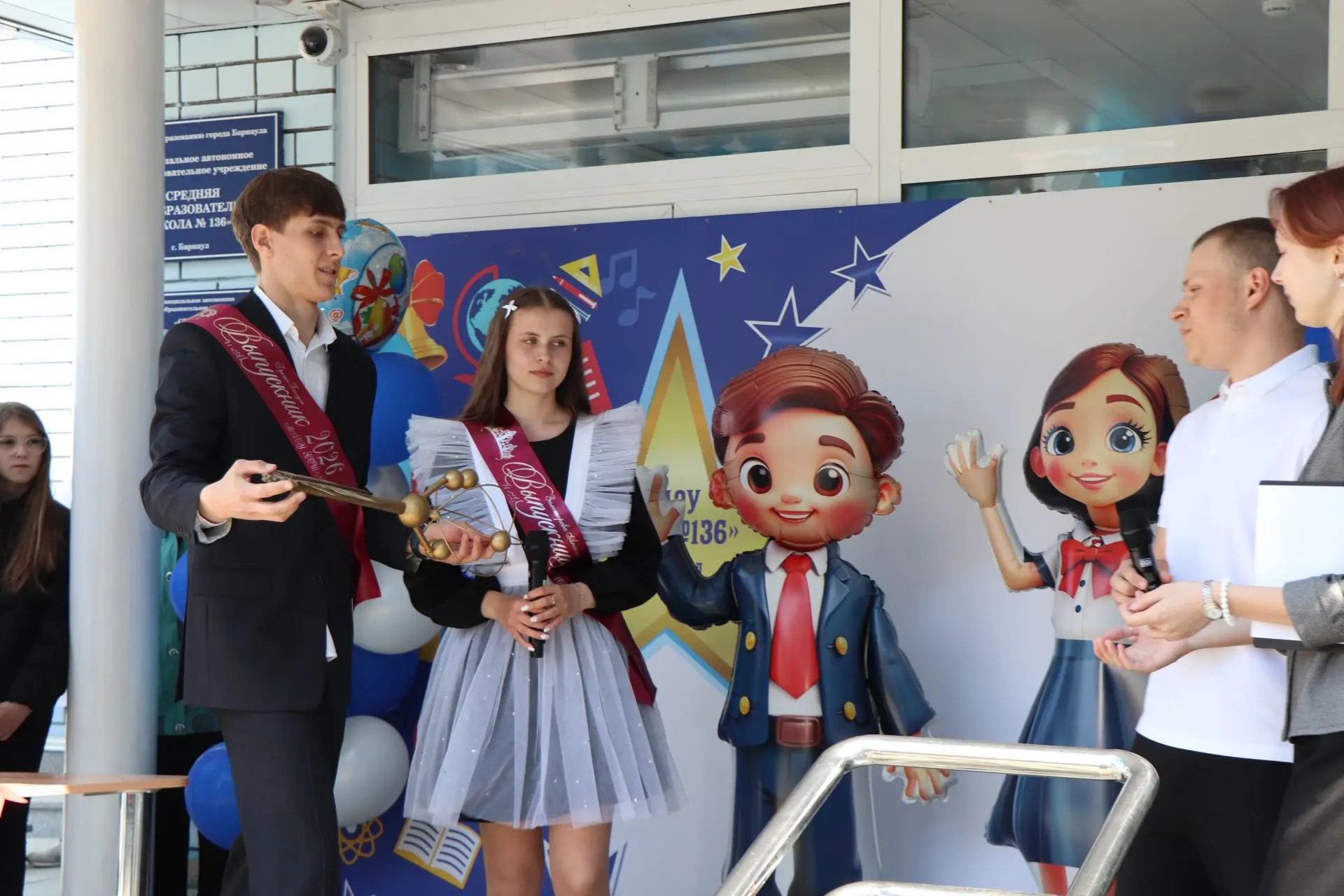 🛎В школах Барнаула прозвенели последние звонки  Сегодня, 26 мая, во всех общеобразовательных учрежде