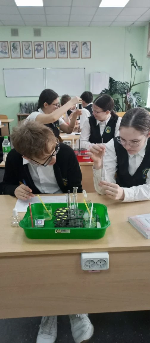 🧪 Вести с уроков!  Сегодня в лаборатории царит оживление: девятиклассники занимаются одной из самых 