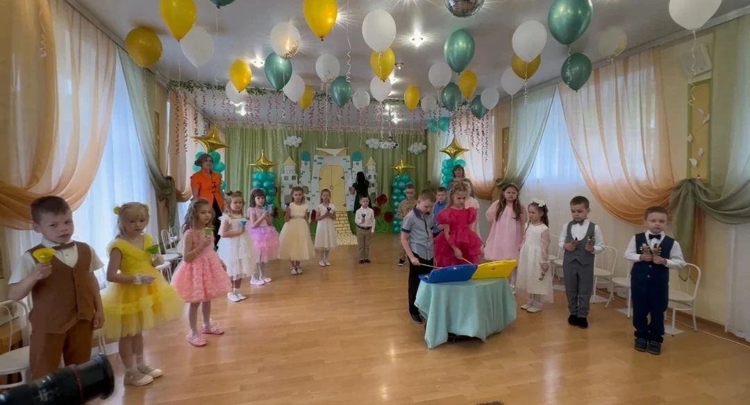 ✨ Выпускной в главном корпусе детского сада: группы «Солнышко» и «Зайки» отправились в ...
