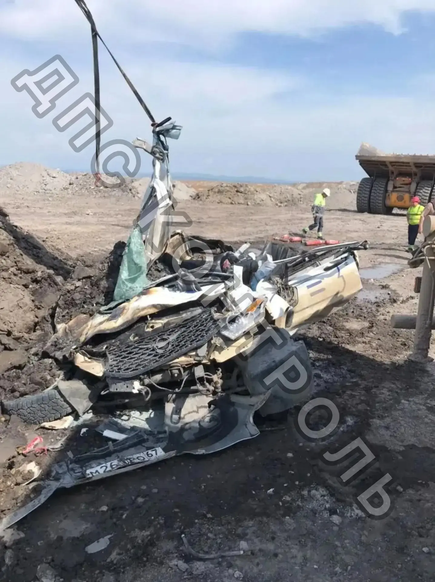 В Приморье на угольном разрезе здоровый «Белаз» буквально расплющил «УАЗ Патриот» с людьми внутри. 
