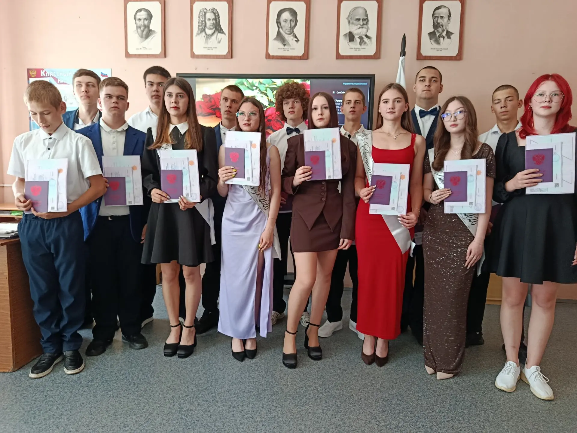 🎓 Новый старт: наши девятиклассники получили аттестаты!

Сегодня особенный день — звенящая радость,
