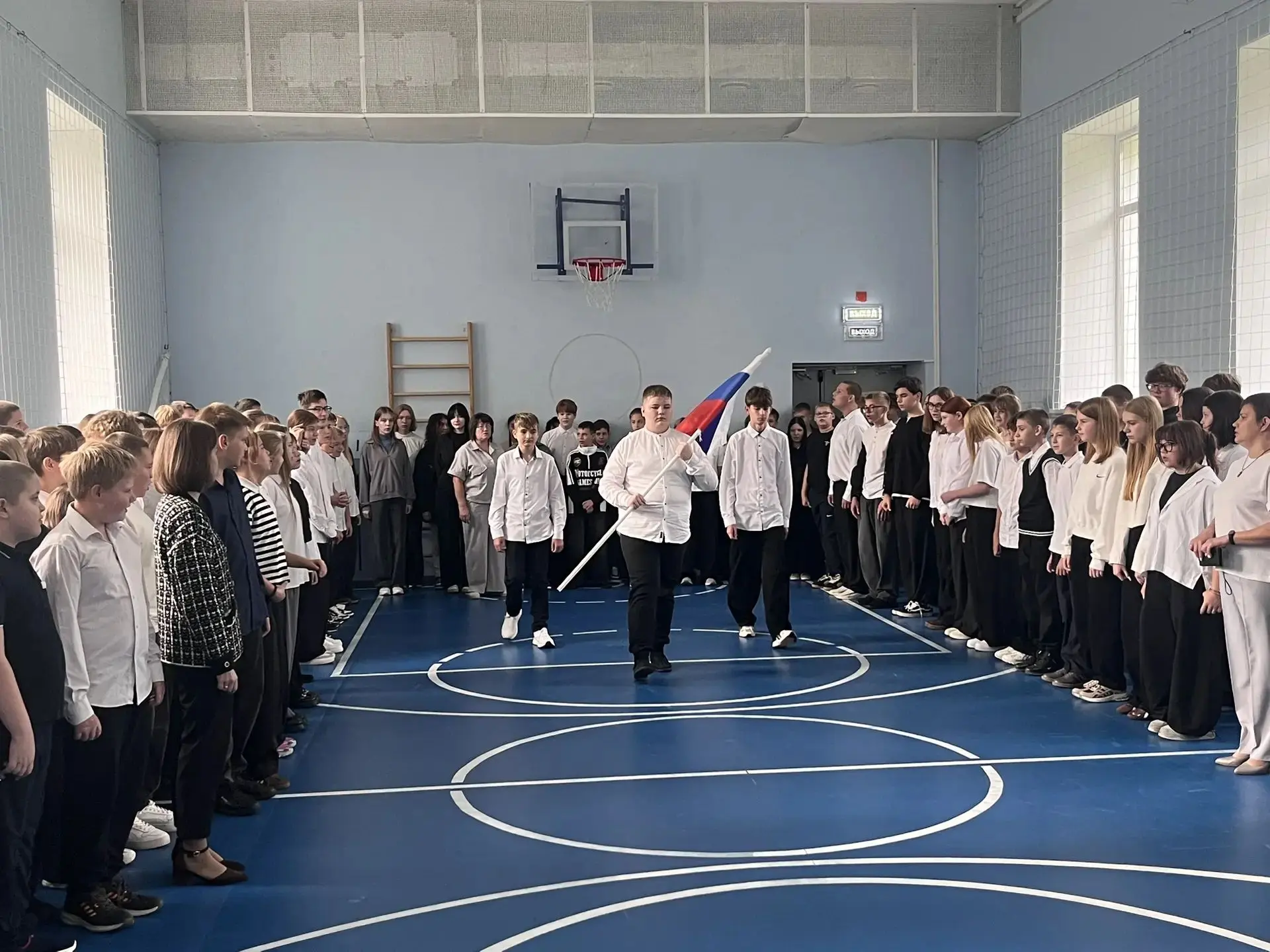 7 сентября новую учебную неделю начали с торжественного подъёма Государственного флага ...