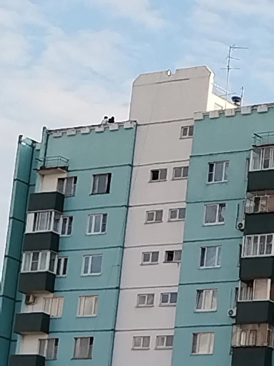 Дети на крыше(( якомсомольский проспект, 11. Интересно, как они туда попали?
