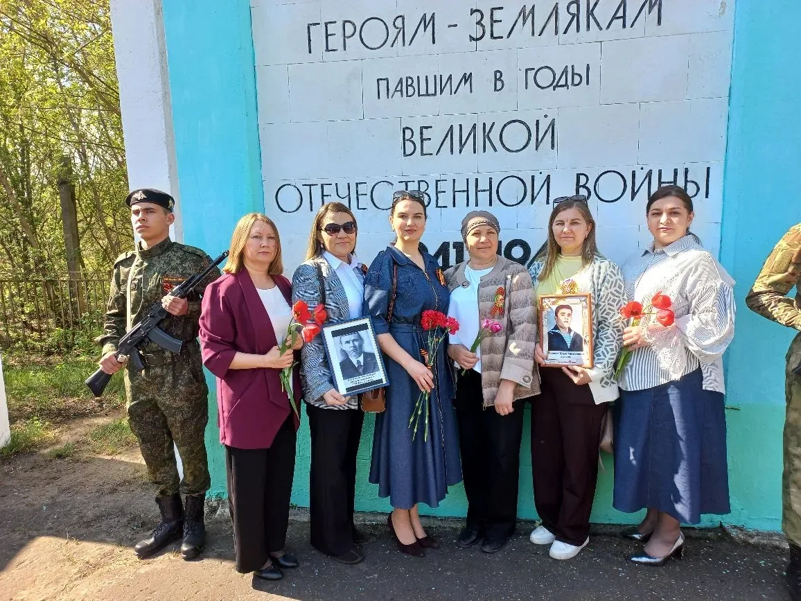 9 мая коллектив МБДОУ детского сада "Искорка" и воспитанники разновозрастной группы "Зо...