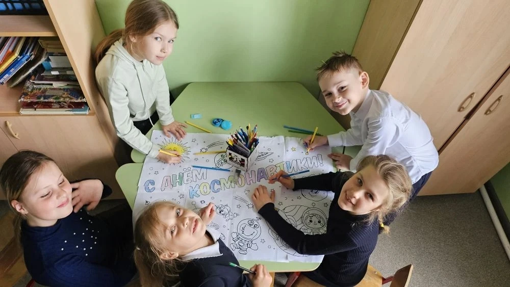 📢 В 2 «А» классе прошёл тематический классный час!  В преддверии Дня космонавтики, который отмечаетс
