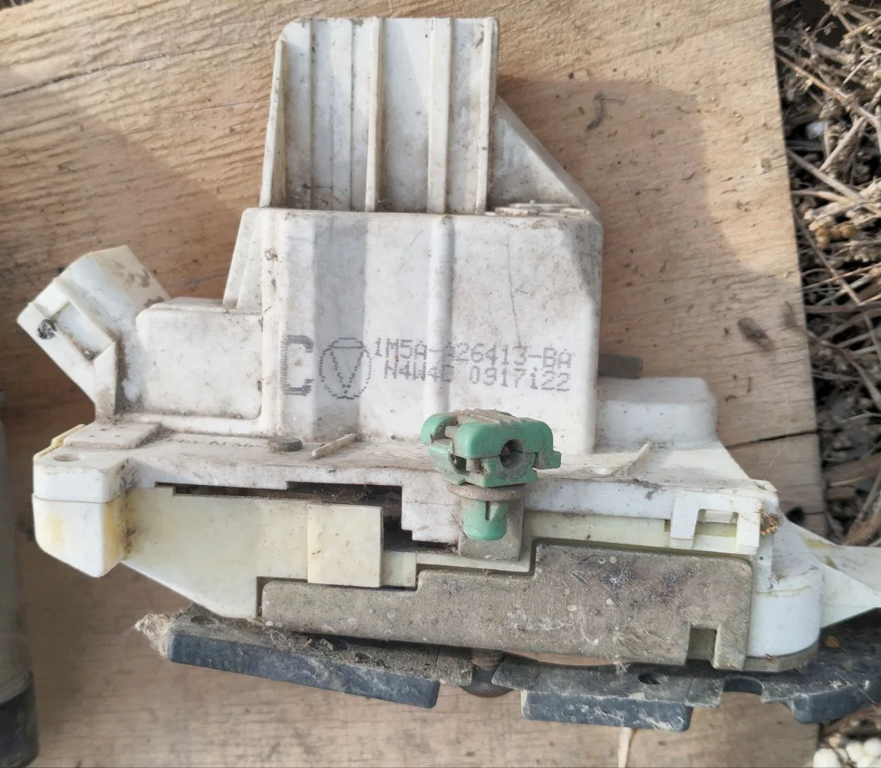 Замок двери Форд Фокус Ford Focus 1 1M5AA26413BA 2.0 Zetec, задний бу 1.000 руб