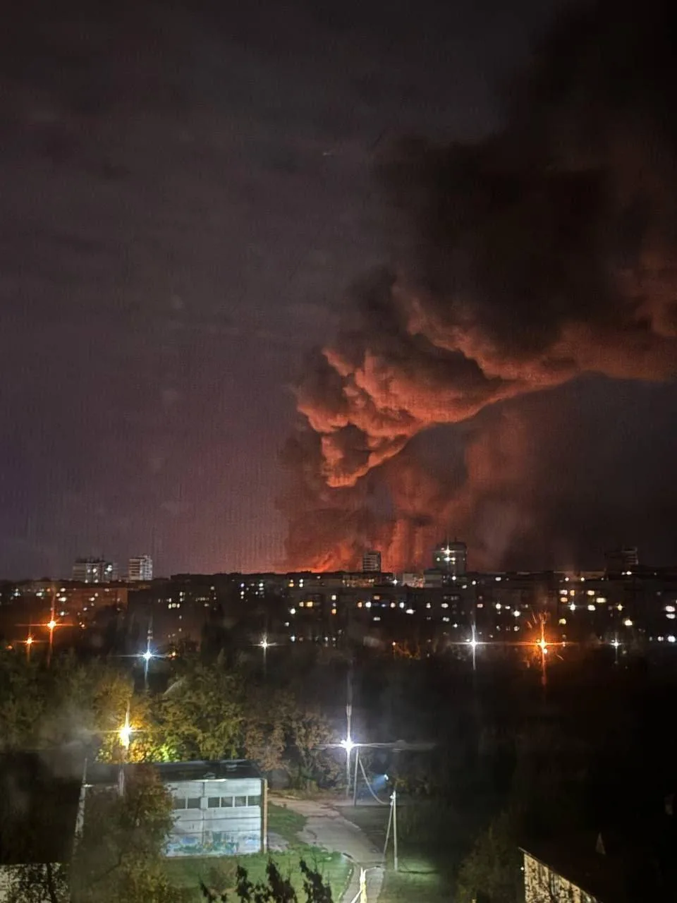 ⚡️В Донецке масштабный пожар в районе бывшего «Ашана» (гипермаркет «Сигма»), — местные СМИ.  По данн