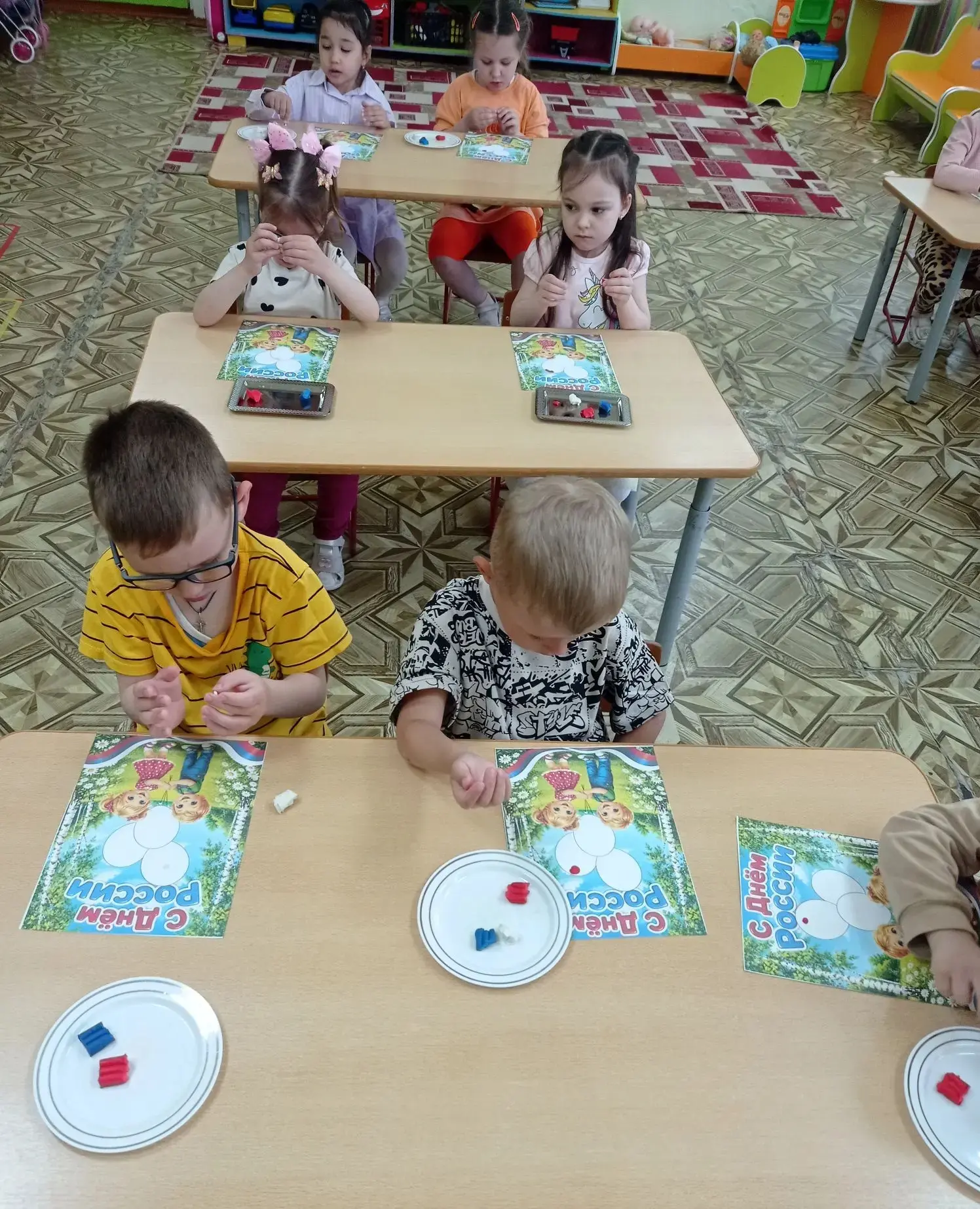 "Мы живем в стране могучей,
Самой дружной, самой лучшей.
Страну, в которой мы живем,
С любовью Родин