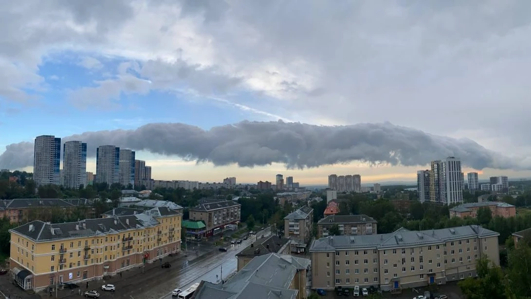 ☁ Необычное облако-рулон сегодня заметили над Пермью. Длинная горизонтальная «труба» в небе выглядел
