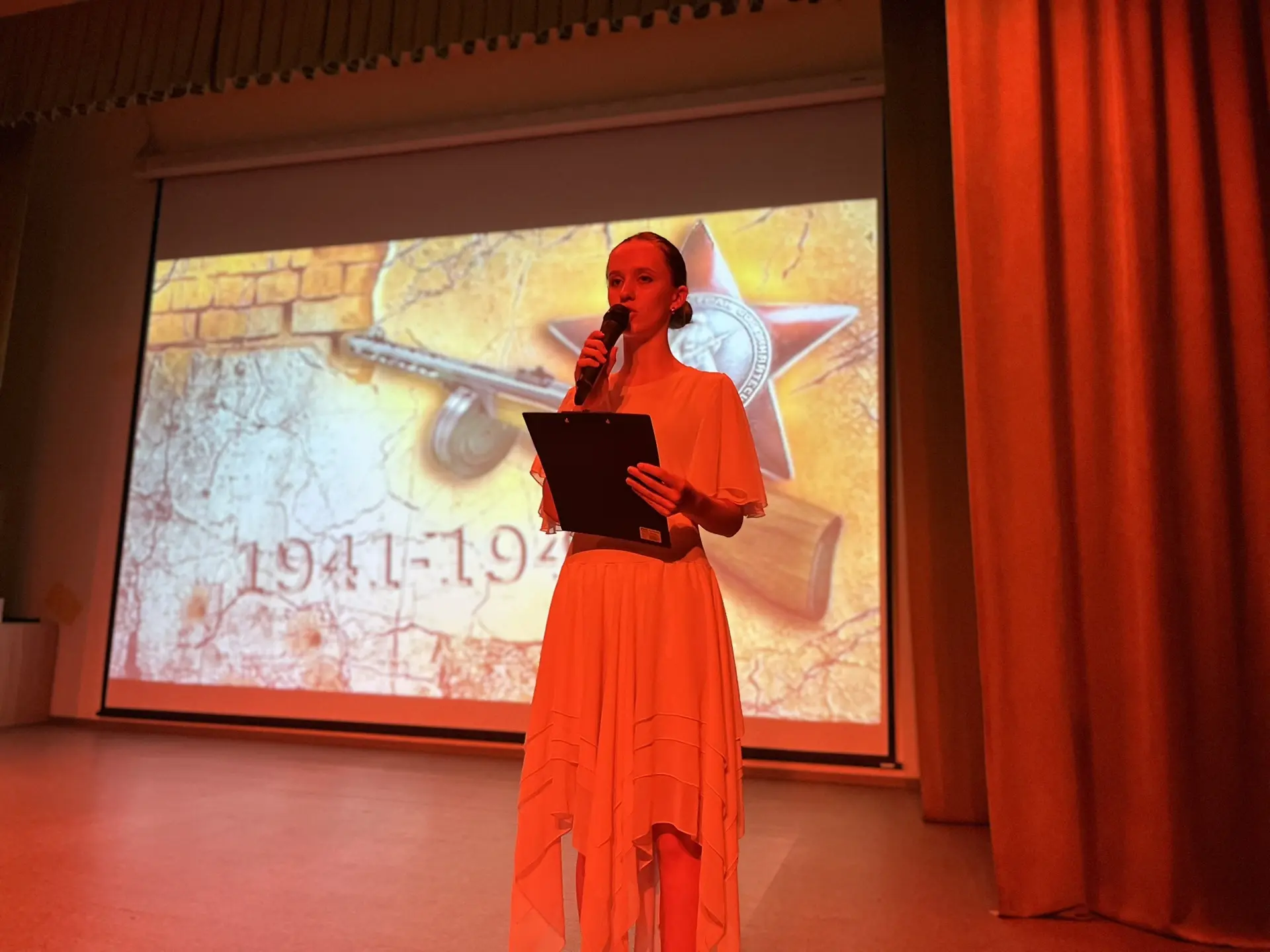 Память, застывшая в тишине...🕯📜

Вчера в нашем лагере прошел вечер-реквием, посвященный героям Вел