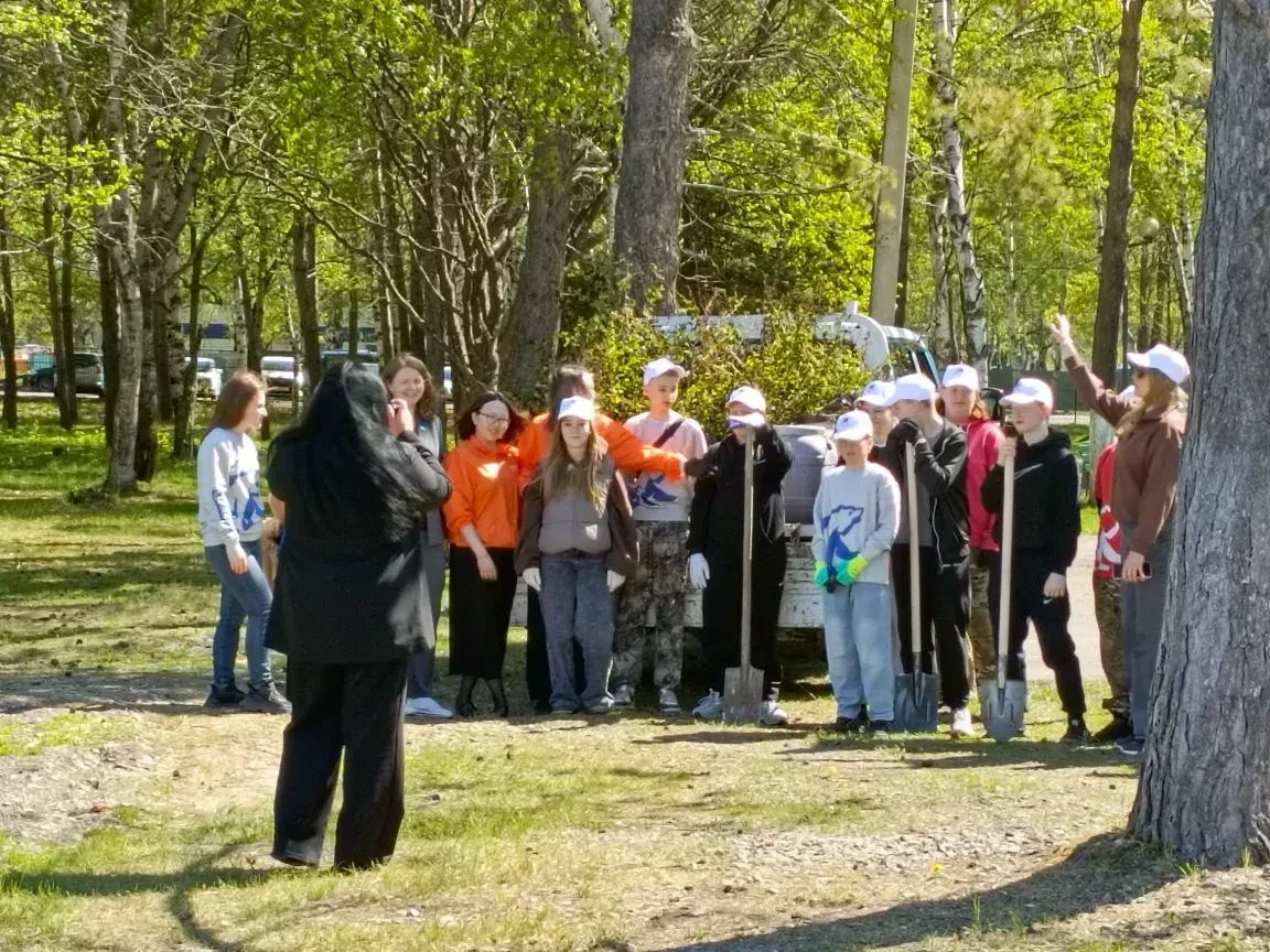 В рамках мероприятия по озеленению территории поселения, сотрудники администрации и шко...