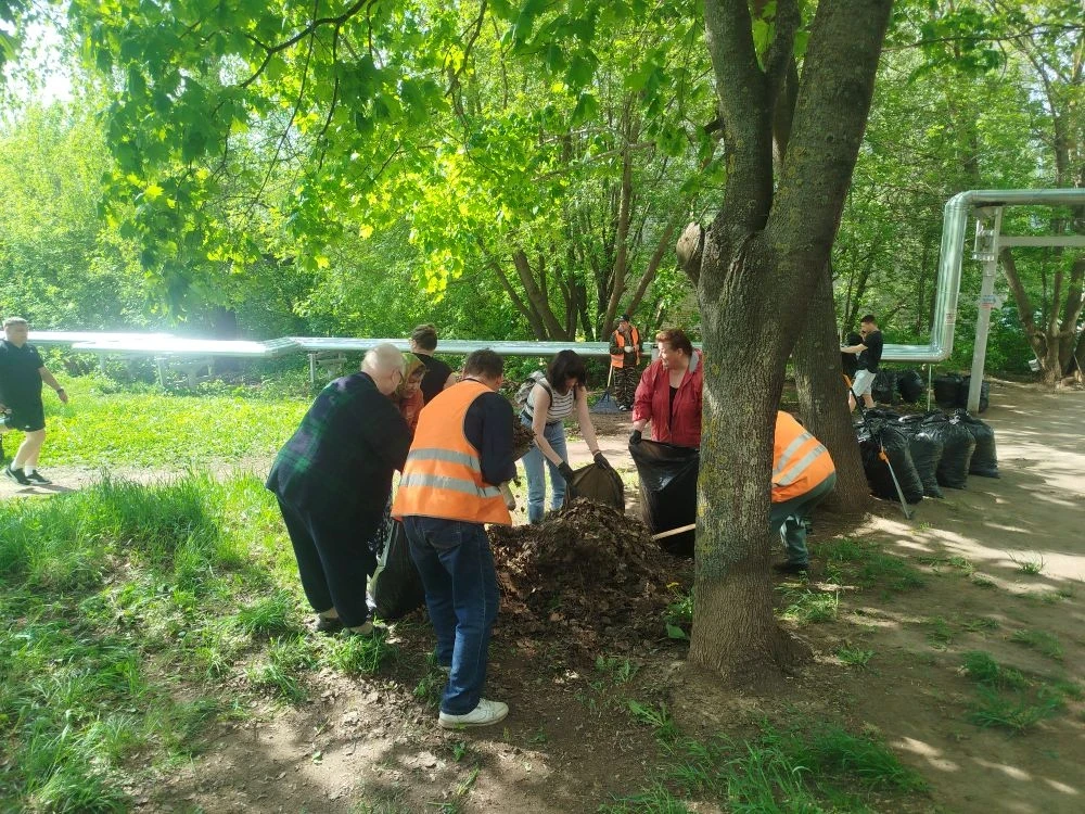 Еще один субботник прошел во дворе дома №37 по улице Голованова! 🧹🌿  Сотрудники Домоуправляющей комп