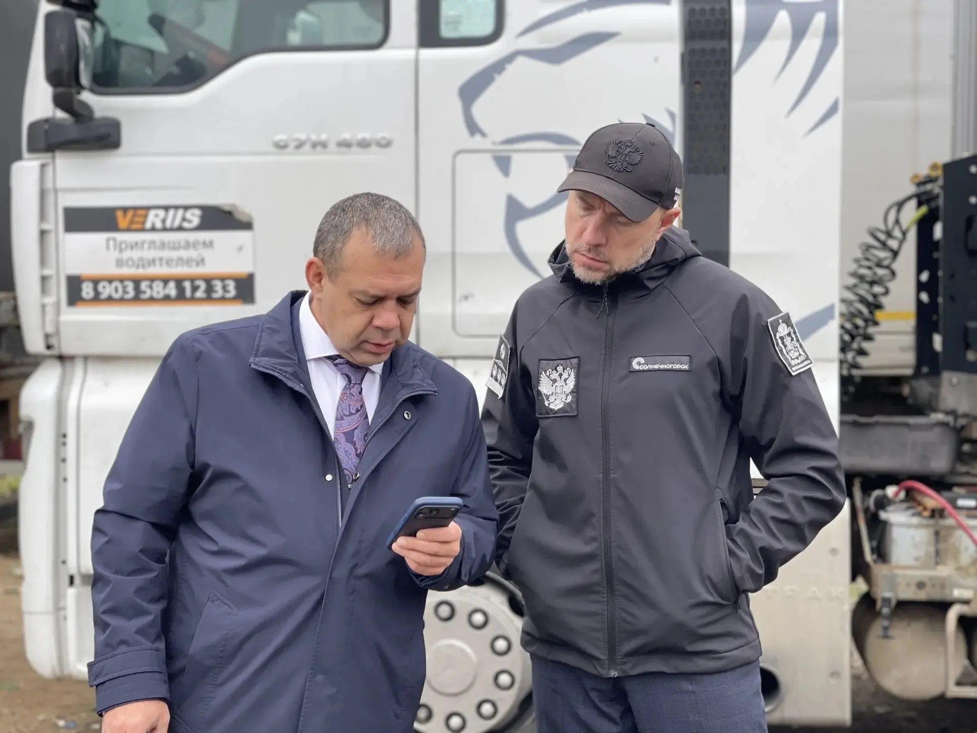Нахожусь на месте происшествия в Дурыкино. На стоянку автомобилей упал БПЛА, повредив 1...