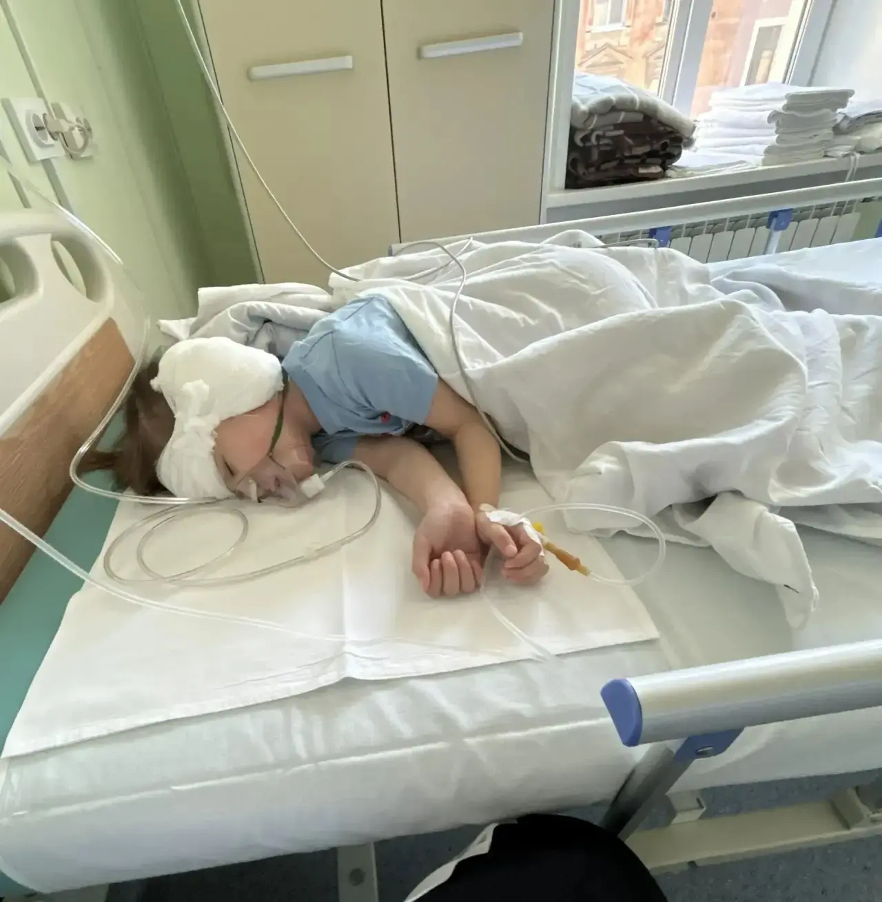 Представьте, вечером вы укладываете спать двух своих маленьких дочек. Одна так и не смо...