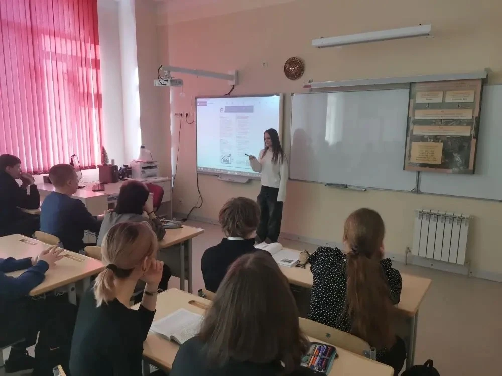 АЗБУКА ИНВЕСТОРА В 9 «Б» КЛАССЕ: ПЕРВЫЕ ШАГИ В МИР ФИНАНСОВЫХ ВОЗМОЖНОСТЕЙ! 🚀  В 9 «Б» классе прошло