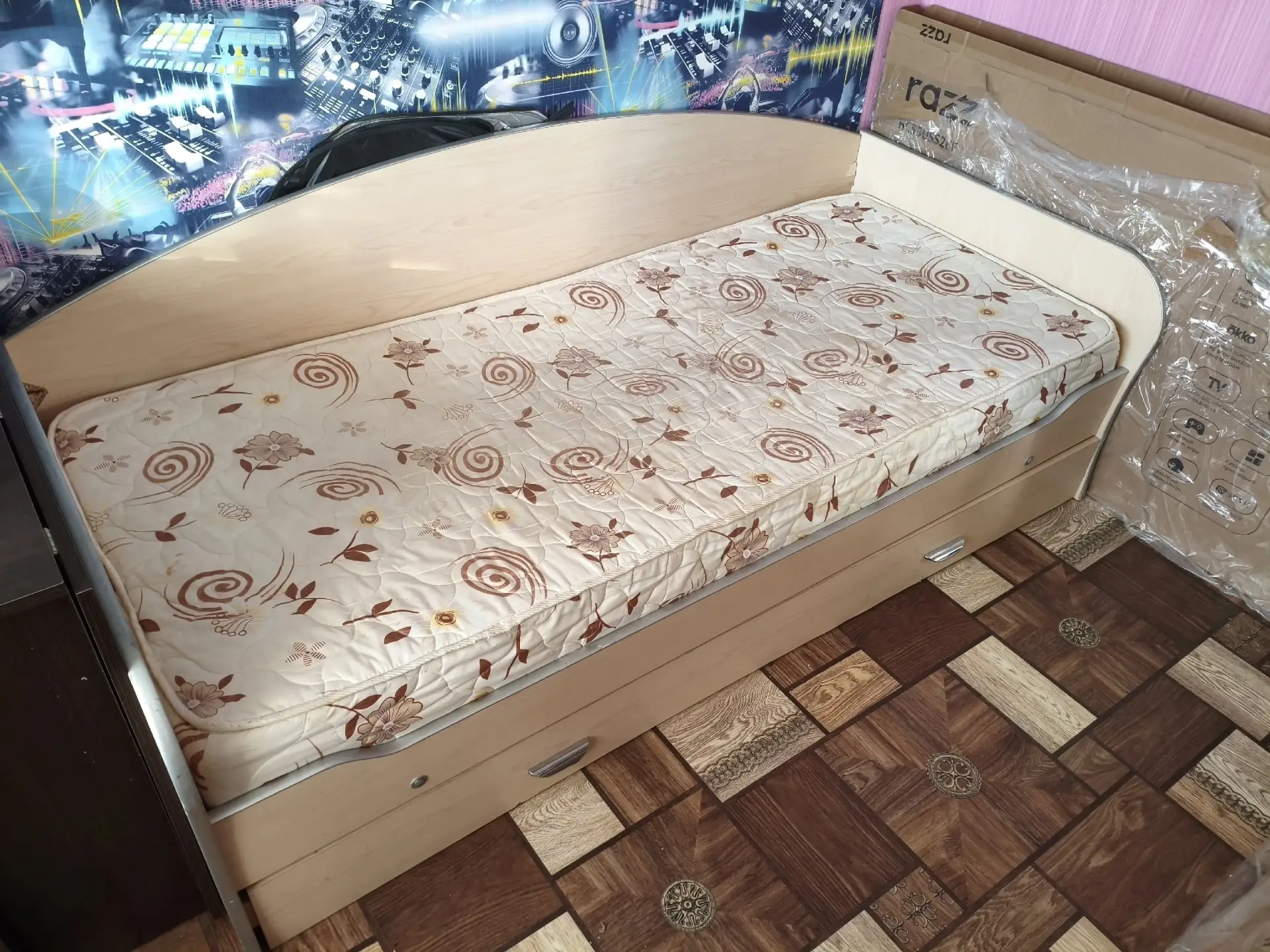 Отдам даром, самовывоз 5 этаж, район жд