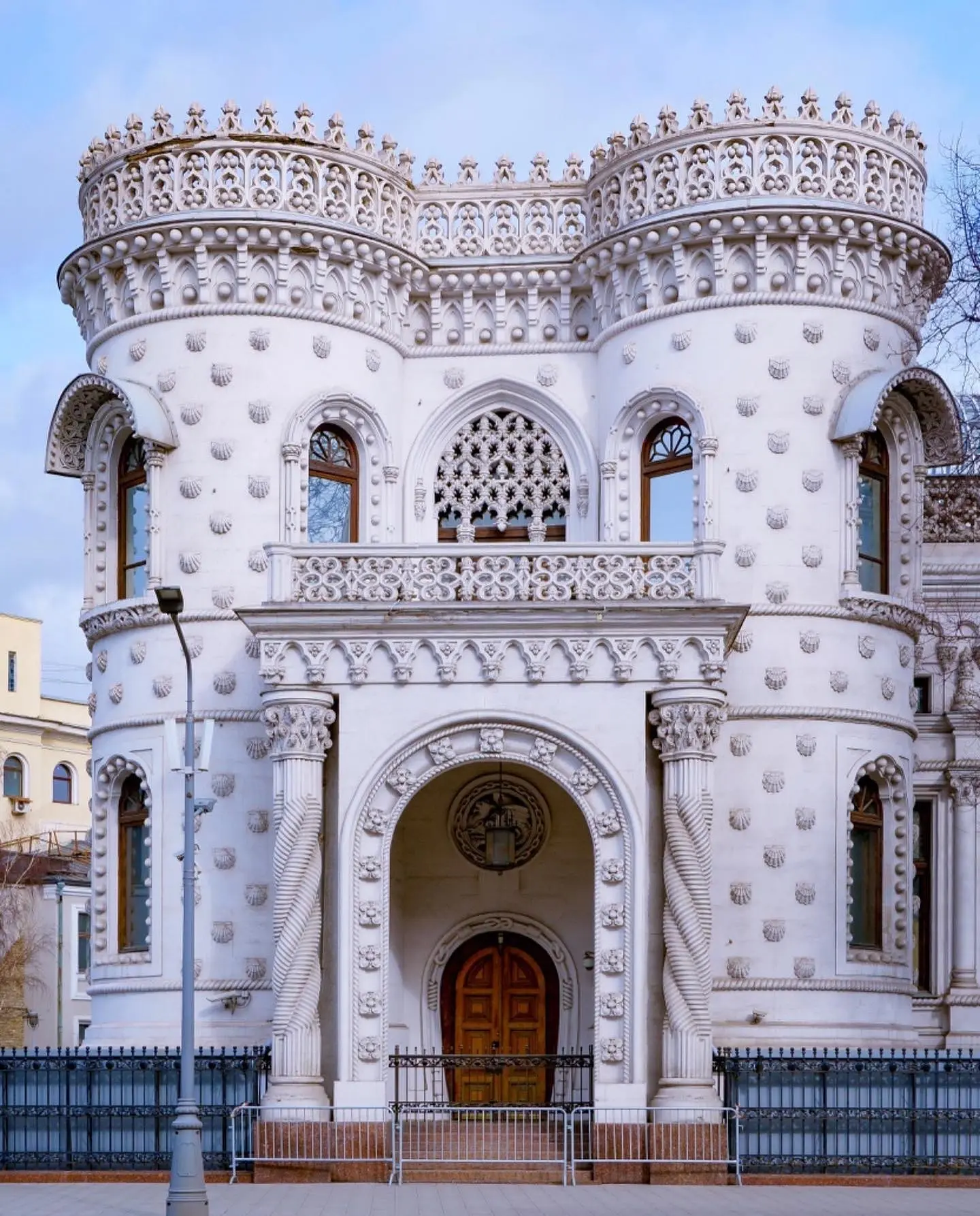 🏰 Странный особняк