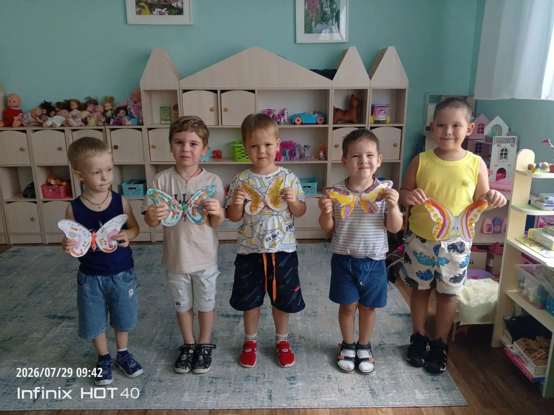 🦋 Волшебные бабочки в технике монотопия! 🎨

Сегодня в средней группе прошло не просто занятие по р