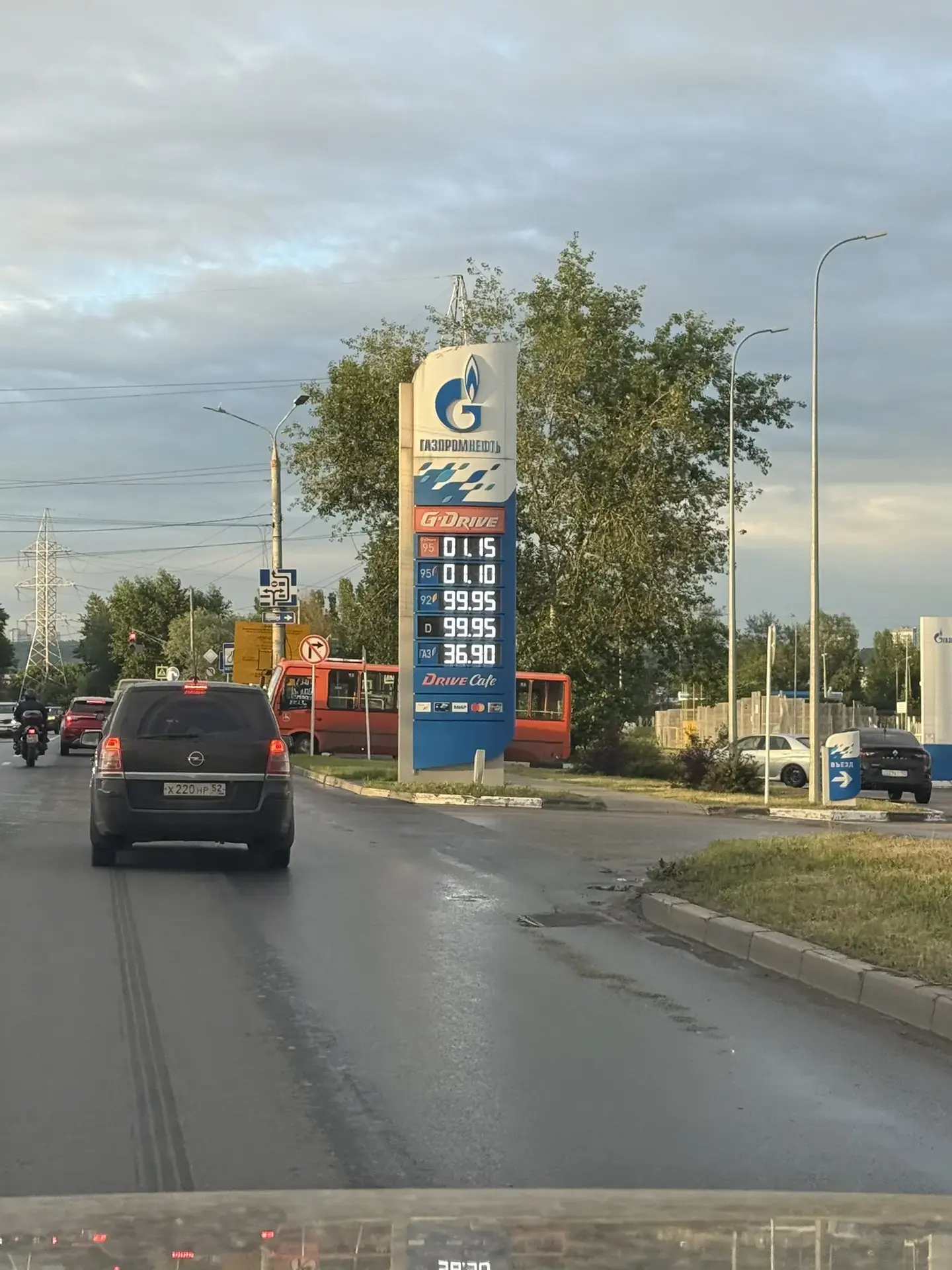 Очереди на заправках и бензин по 100р.

У нас в Нижнем Новгороде сегодня наблюдался дефицит топлива.
