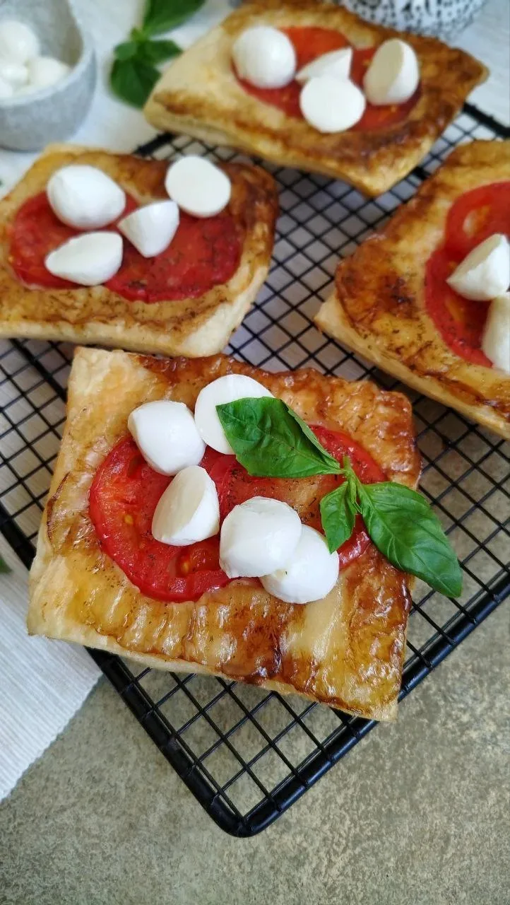 Простая и вкусная летняя закуска ТАРТЫ С ПОМИДОРАМИ и моцареллой 🍅
На скорую руку,  количество ингр