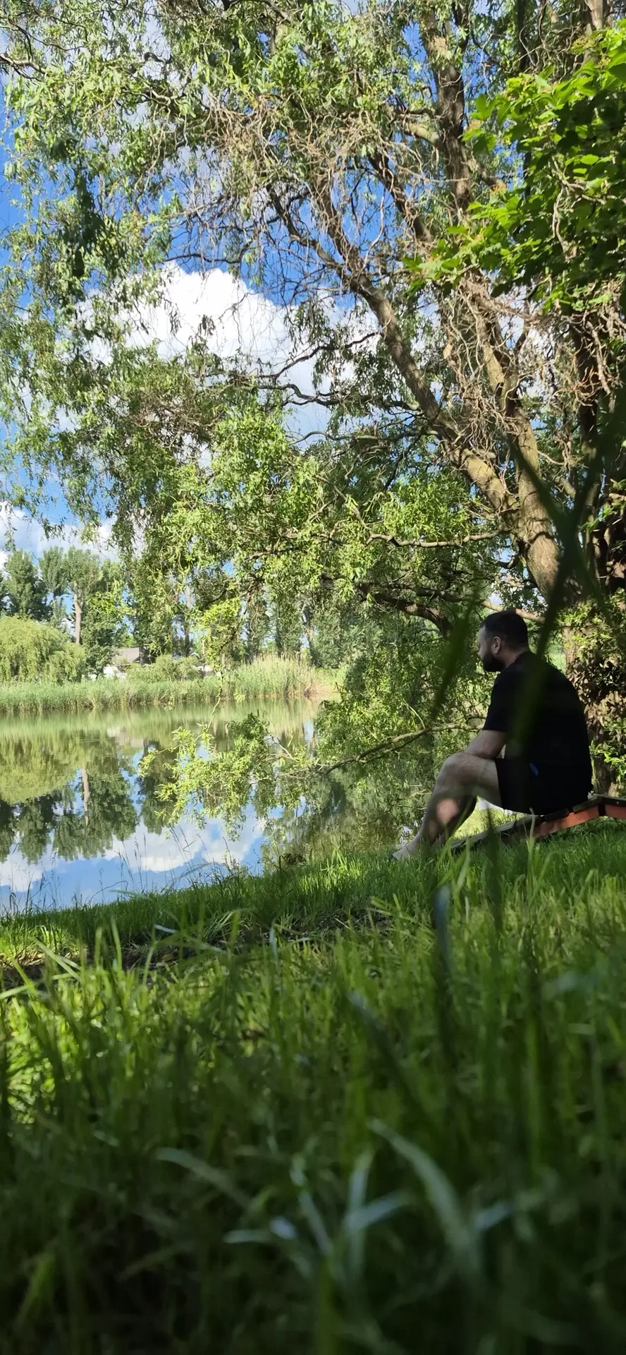 Когда один еще планирует день, лежа в кровати, другой уже наблюдает за поплавком на гла...