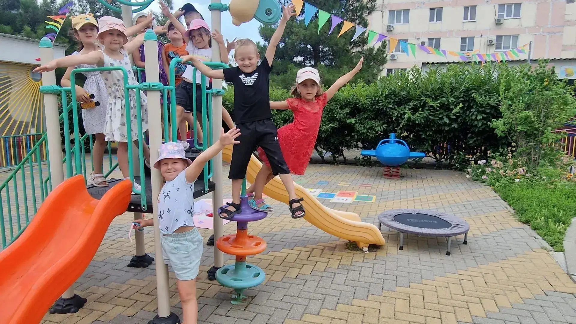 Ловим моменты беззаботного детства! Время, когда обычная площадка превращается в целый мир приключен