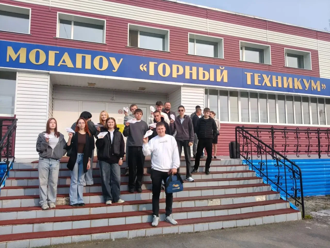 ✈️🌟 «Самолётик будущего»: традиция, объединяющая поколения в «Горном техникуме» 🇷🇺✨**