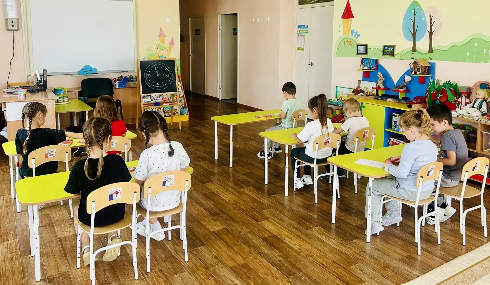 🚦В старшей группе «Рябинушка» состоялось увлекательное и познавательное занятие по изо...