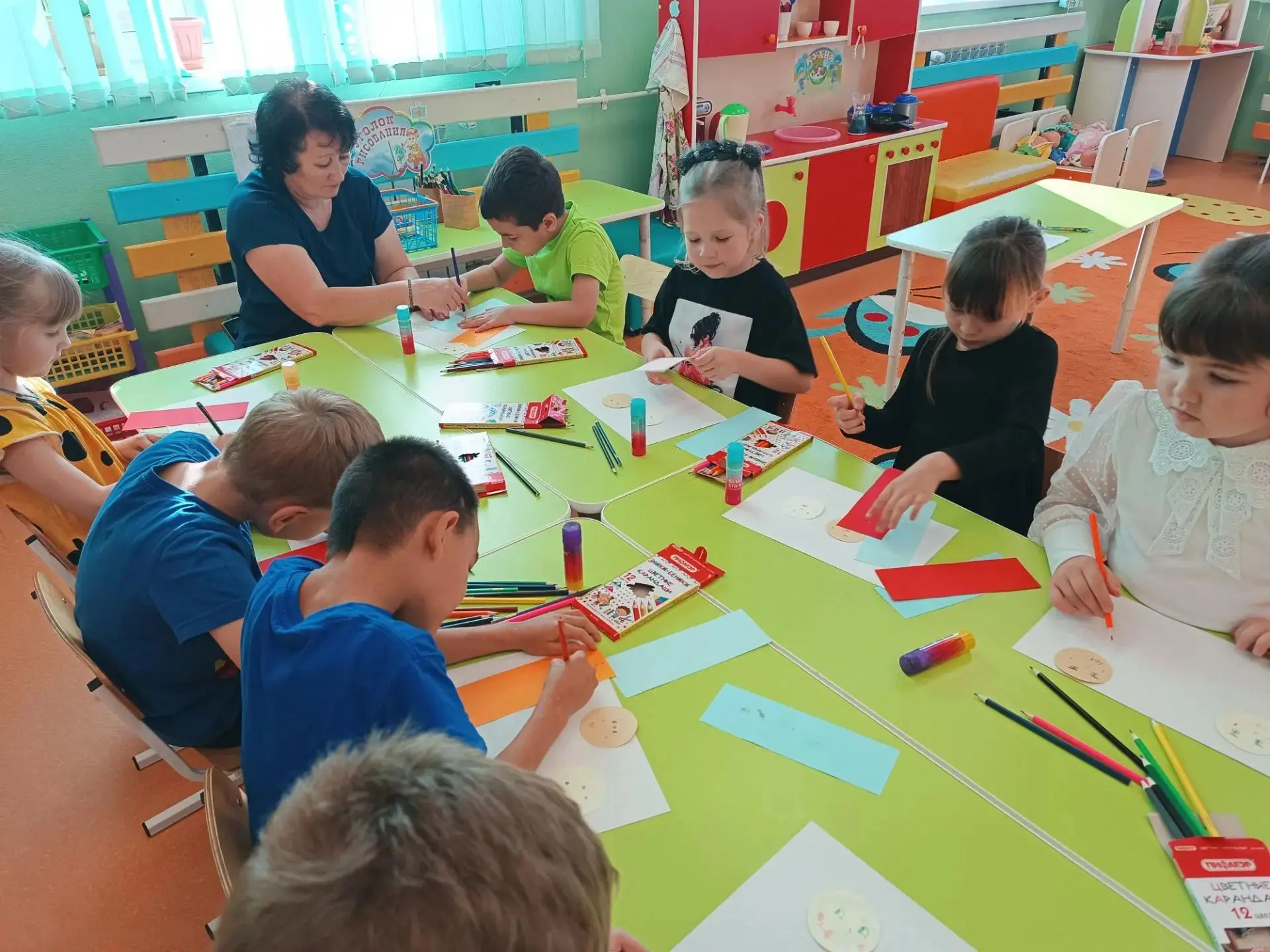 В подготовительной группе детского сада "Берёзка" сегодня царила особая атмосфера. Восп...