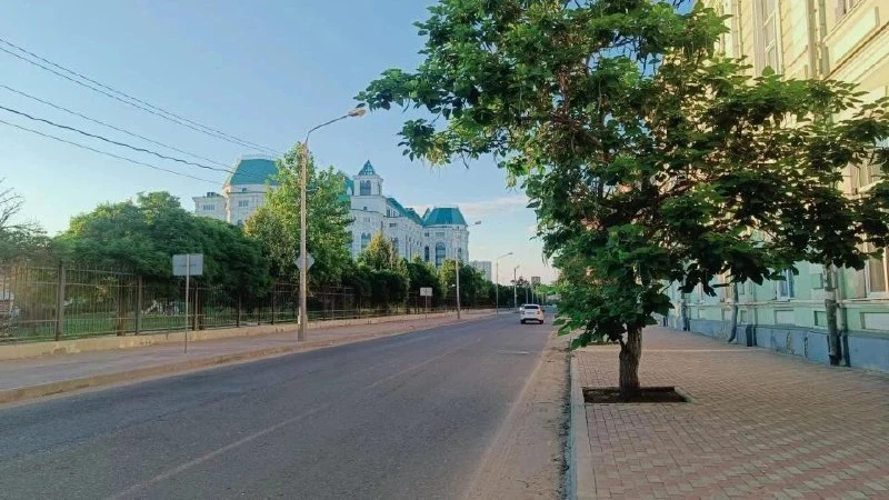 Улица Коммунистическая, ведущая к Астраханскому театру оперы и балета, находится на ста...