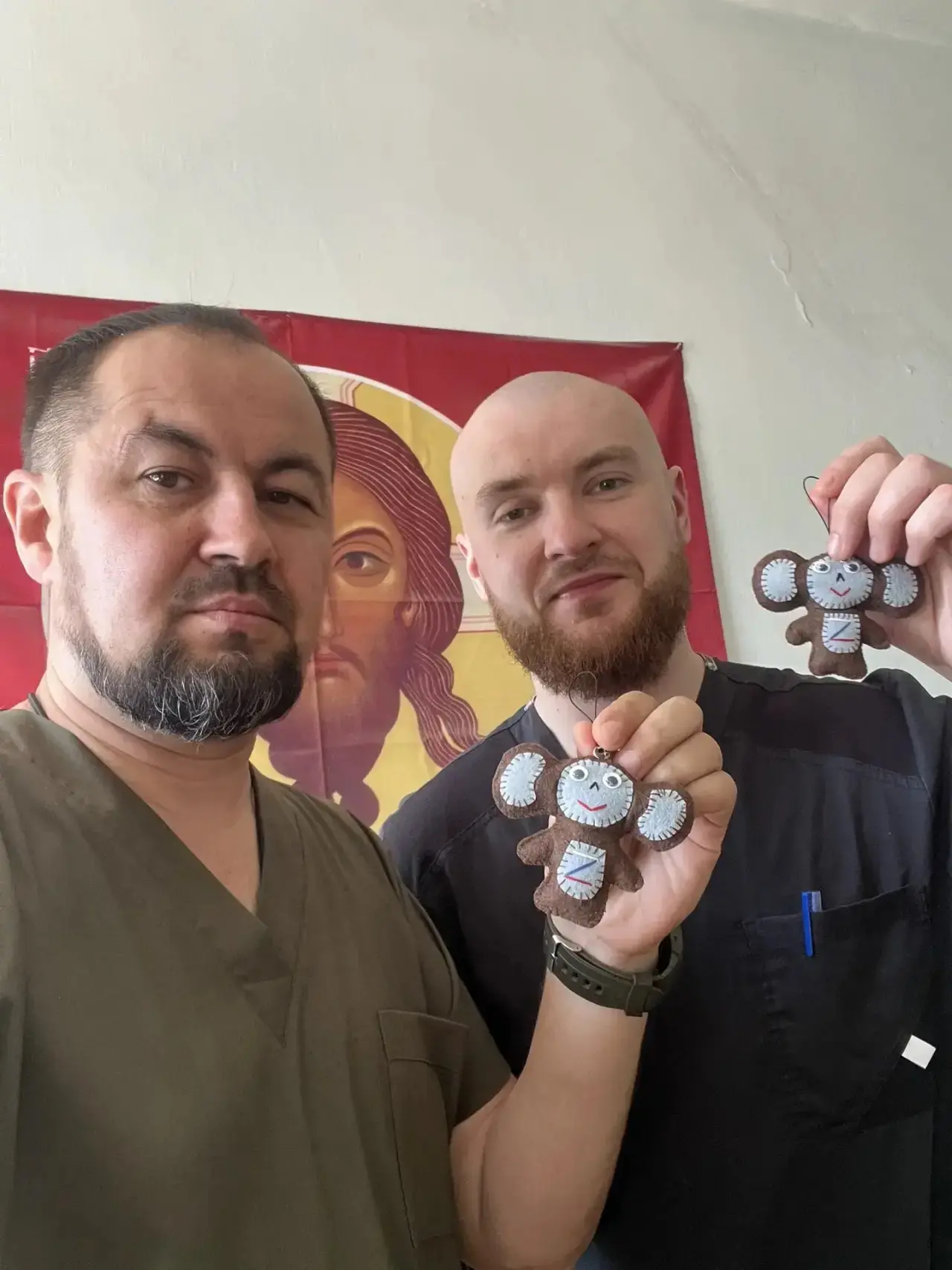 Большой привет от госпитальных хирургов Дизеля и Волги (позывные) детям и взрослым школ...